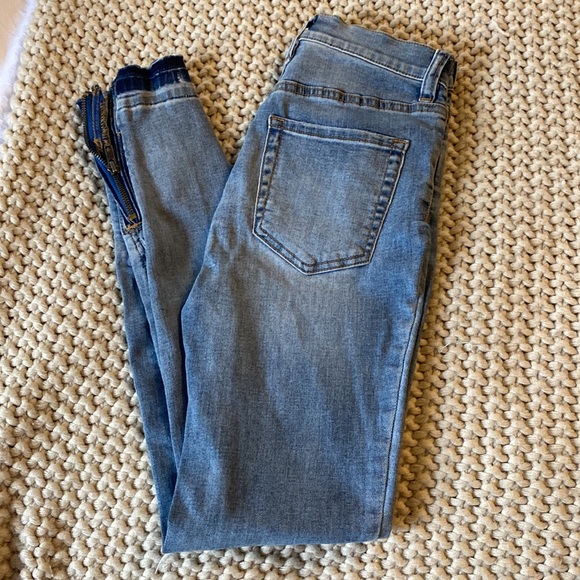 Free people skinny jeans. Size 25. Excellent condition. Worn once - Picture 3 of 4